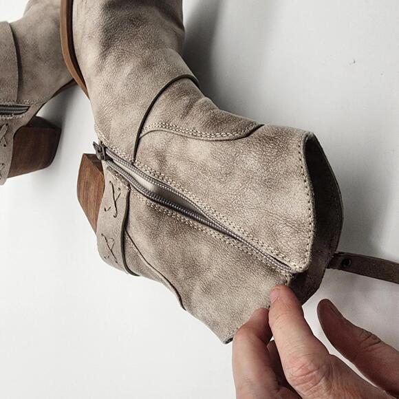 LKNW Very G Merlot Low western style bootie cream tan boots 8.5 - Picture 7 of 8